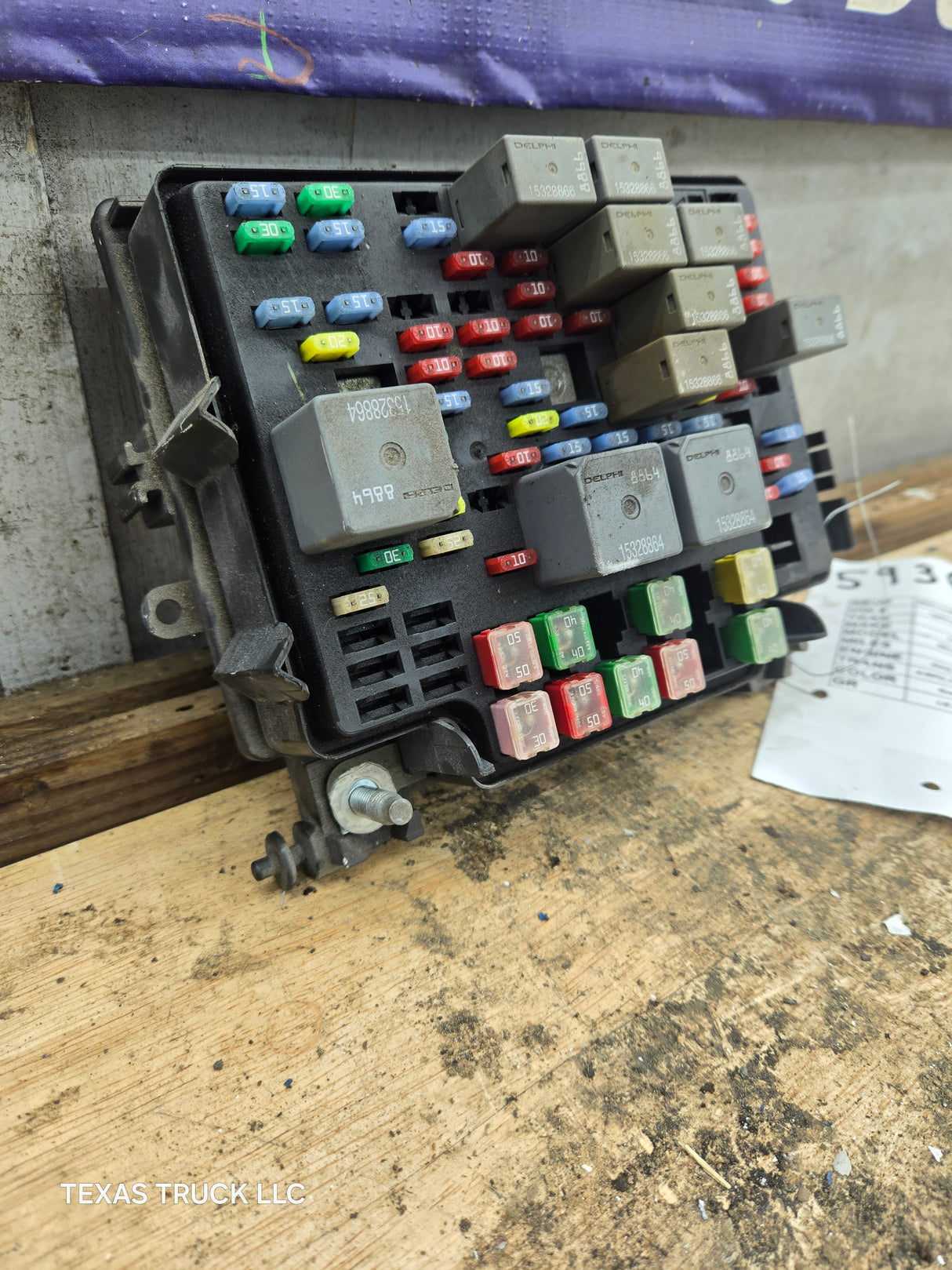 2003-2005 Chevrolet Silverado / GMC Sierra 1500 250 3500 Engine Bay Fuse Box