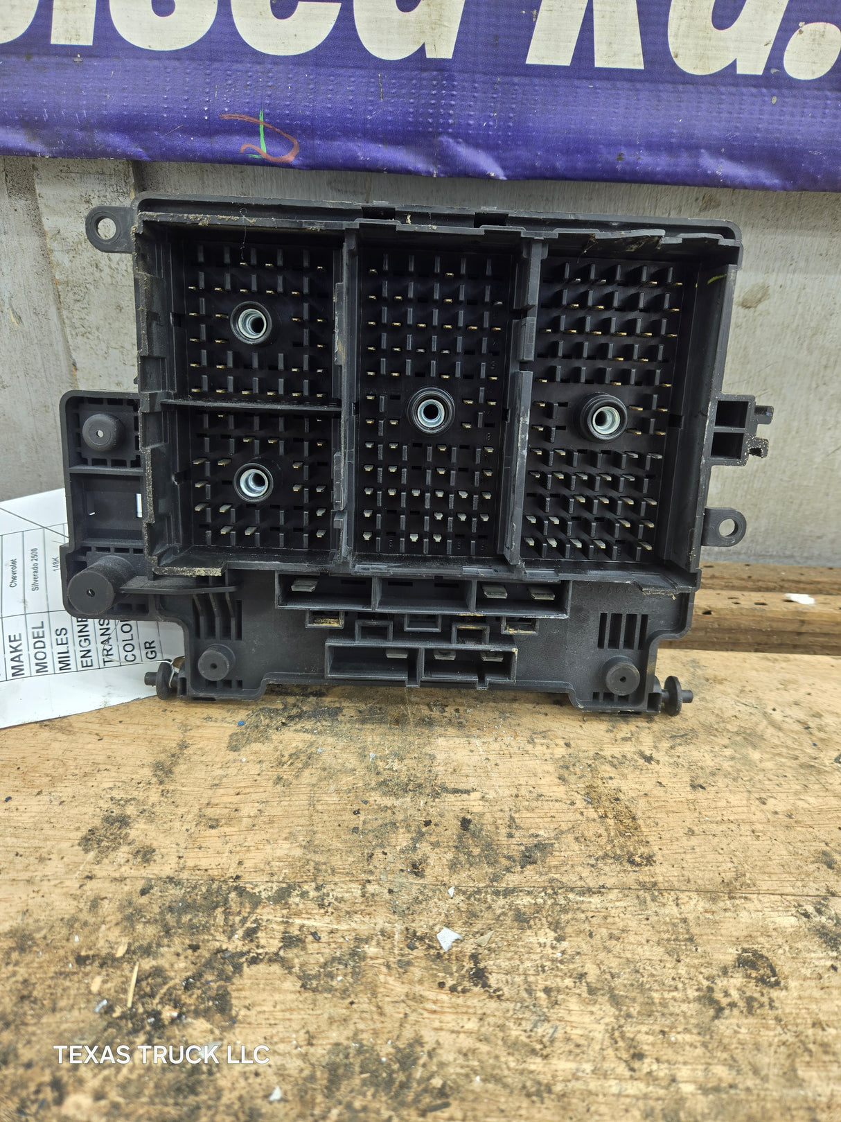 2003-2005 Chevrolet Silverado / GMC Sierra 1500 250 3500 Engine Bay Fuse Box
