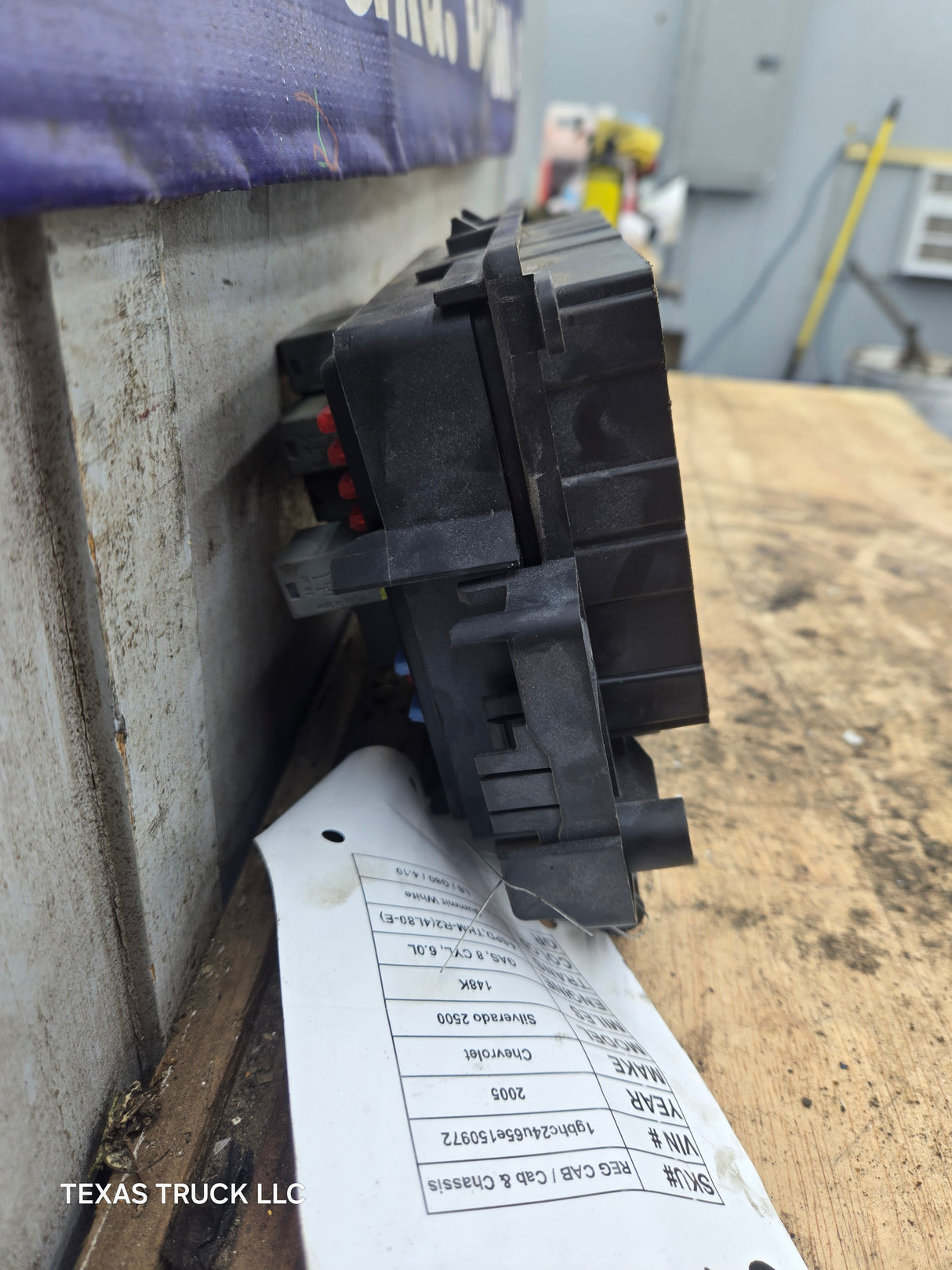 2003-2005 Chevrolet Silverado / GMC Sierra 1500 250 3500 Engine Bay Fuse Box