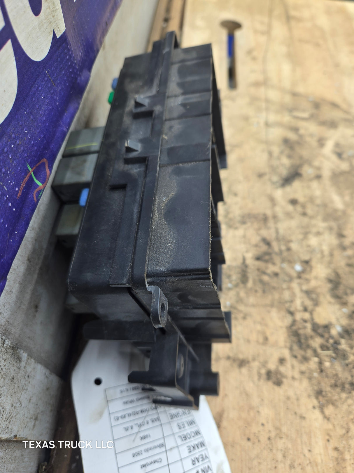 2003-2005 Chevrolet Silverado / GMC Sierra 1500 250 3500 Engine Bay Fuse Box