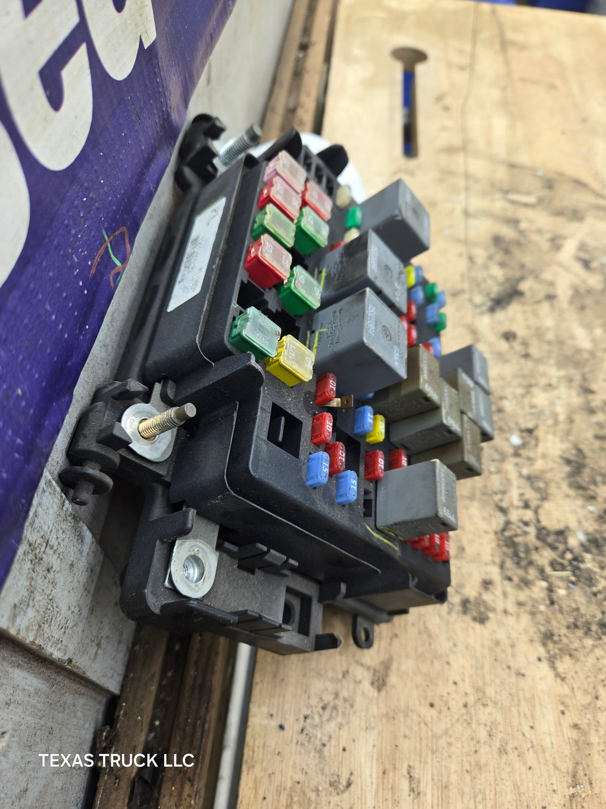 2003-2005 Chevrolet Silverado / GMC Sierra 1500 250 3500 Engine Bay Fuse Box