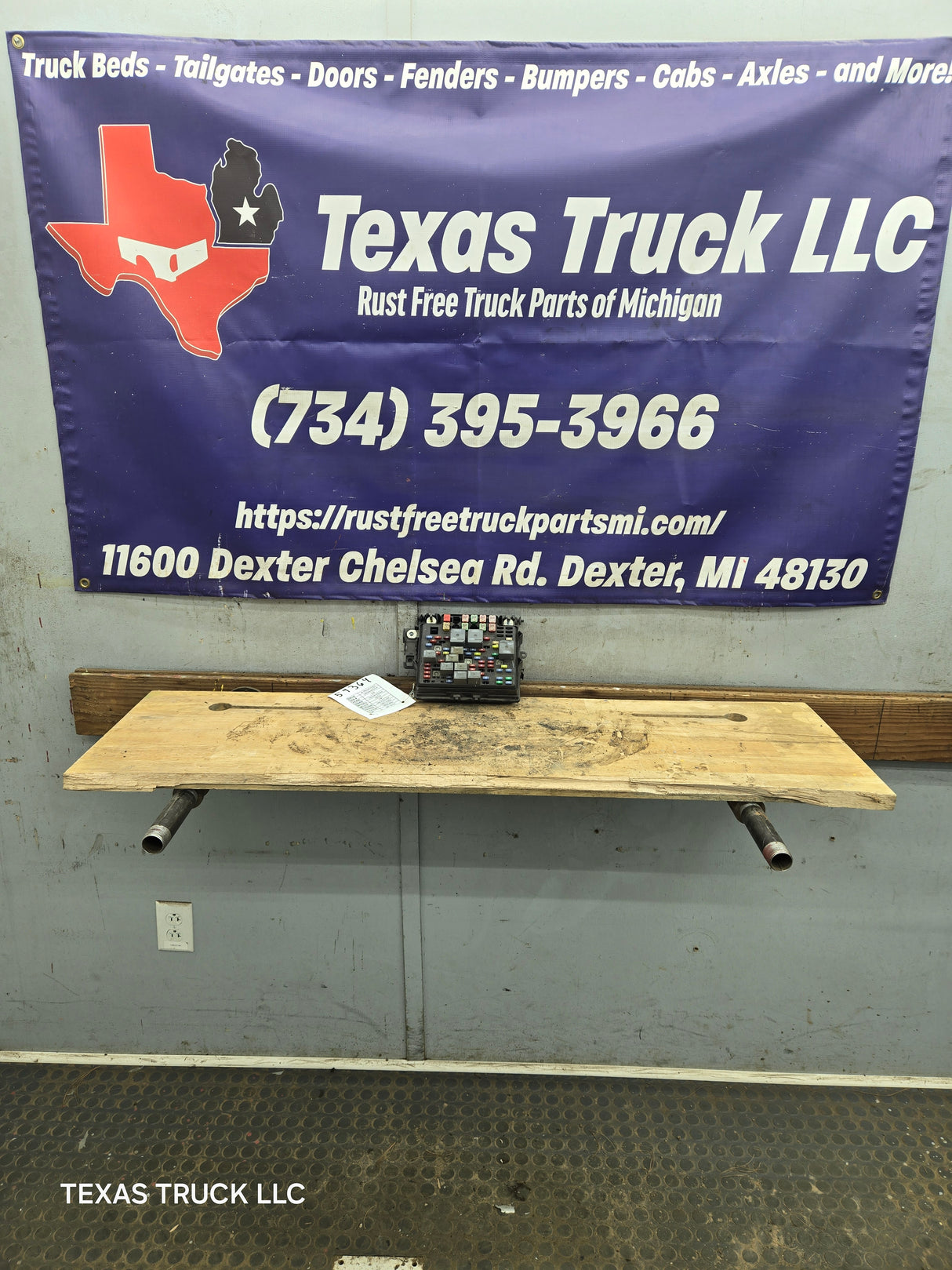 2003-2005 Chevrolet Silverado / GMC Sierra 1500 250 3500 Engine Bay Fuse Box