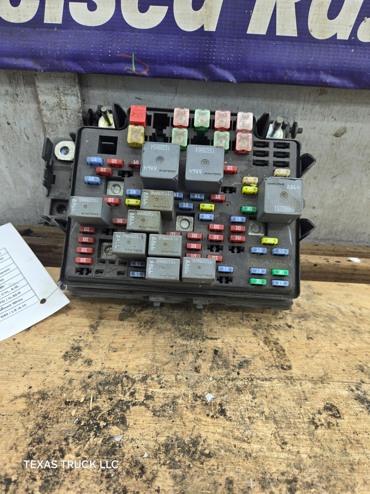 2003-2005 Chevrolet Silverado / GMC Sierra 1500 250 3500 Engine Bay Fuse Box