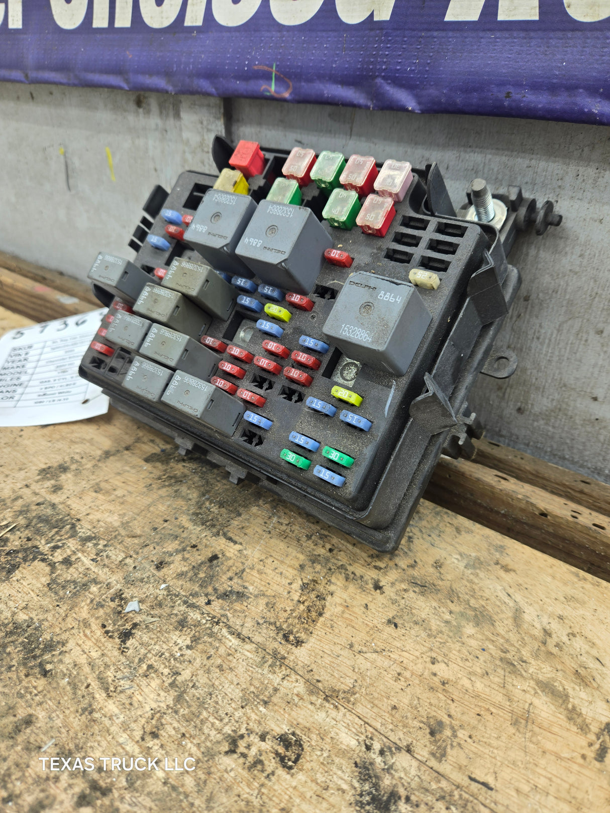 2003-2005 Chevrolet Silverado / GMC Sierra 1500 250 3500 Engine Bay Fuse Box