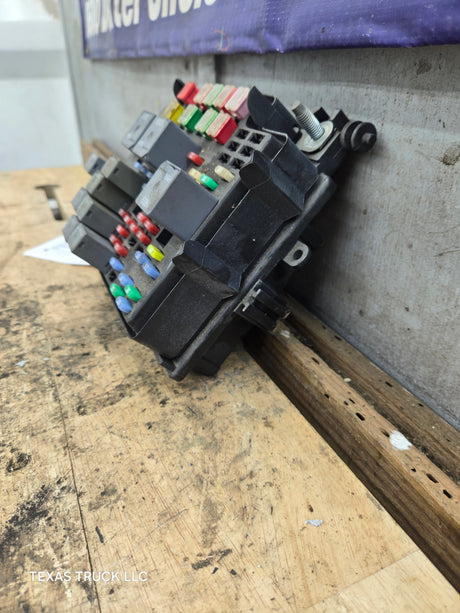 2003-2005 Chevrolet Silverado / GMC Sierra 1500 250 3500 Engine Bay Fuse Box