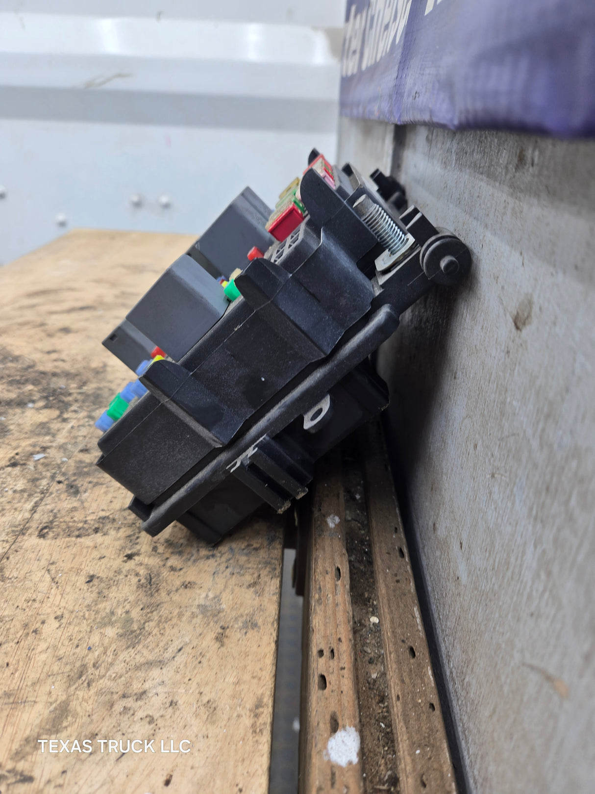 2003-2005 Chevrolet Silverado / GMC Sierra 1500 250 3500 Engine Bay Fuse Box