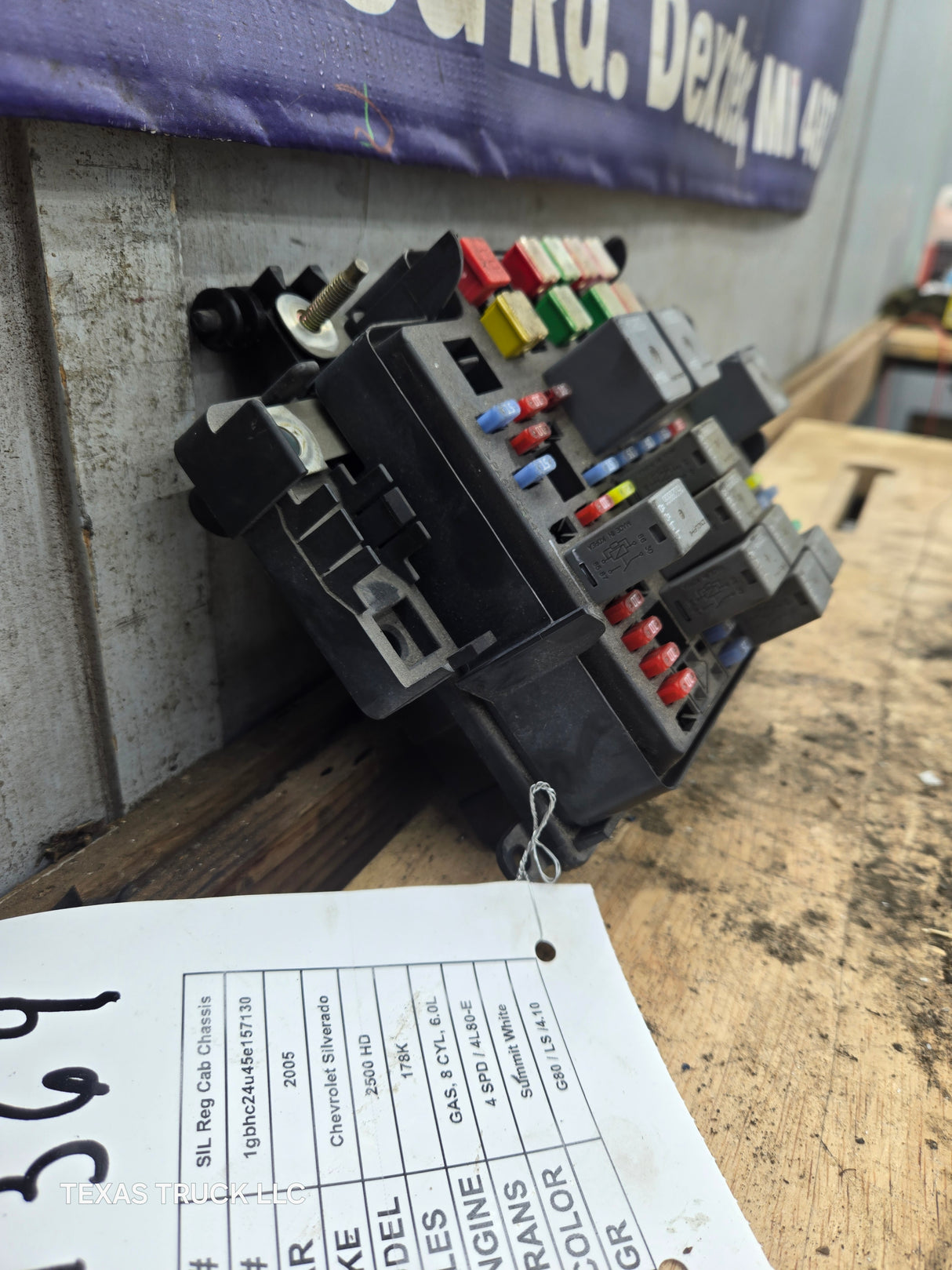 2003-2005 Chevrolet Silverado / GMC Sierra 1500 250 3500 Engine Bay Fuse Box