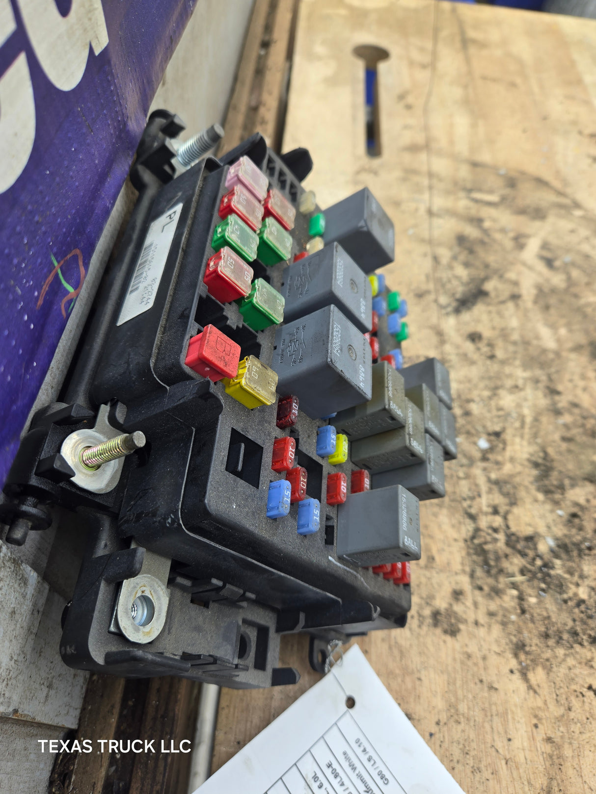 2003-2005 Chevrolet Silverado / GMC Sierra 1500 250 3500 Engine Bay Fuse Box