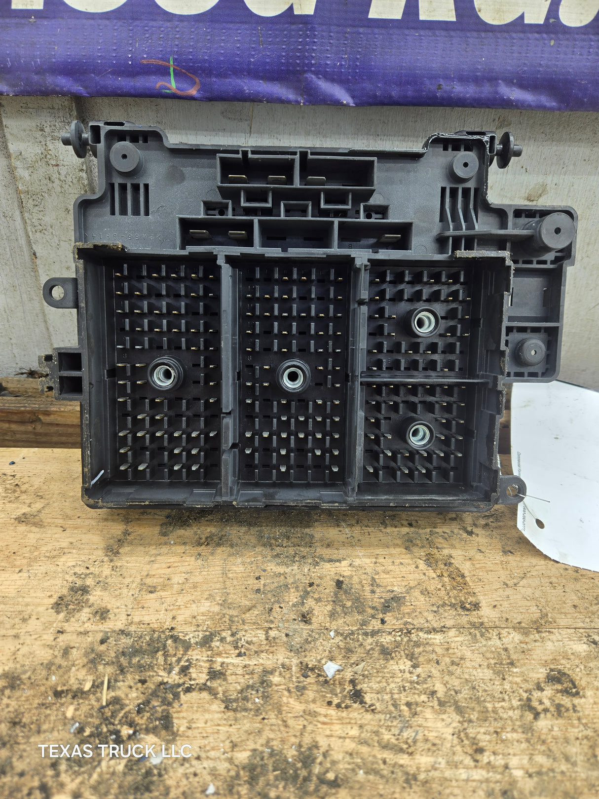 2003-2005 Chevrolet Silverado / GMC Sierra 1500 250 3500 Engine Bay Fuse Box