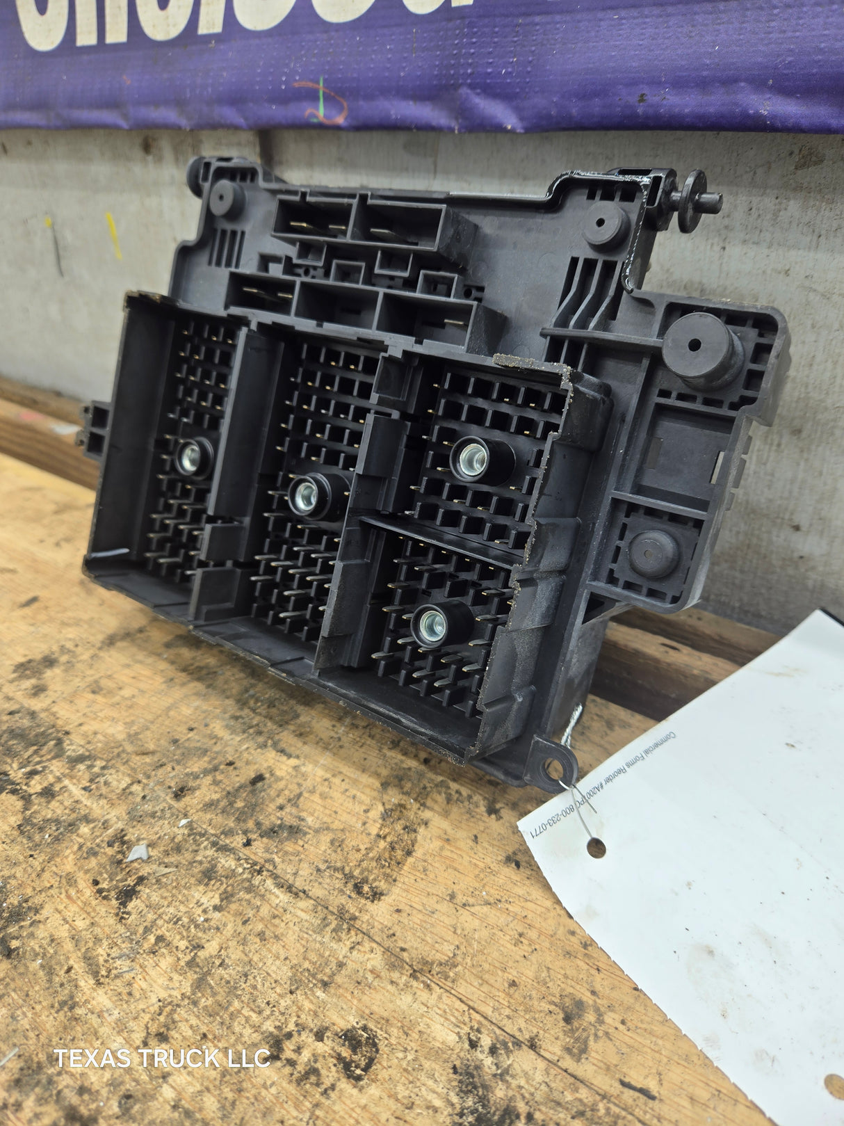 2003-2005 Chevrolet Silverado / GMC Sierra 1500 250 3500 Engine Bay Fuse Box