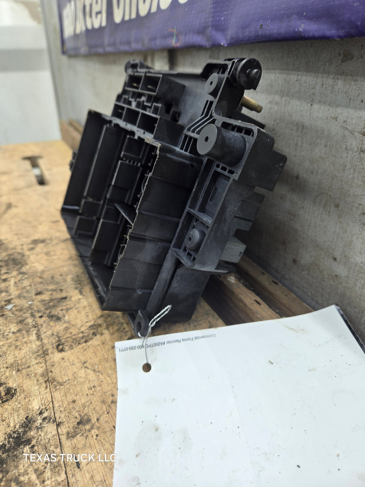 2003-2005 Chevrolet Silverado / GMC Sierra 1500 250 3500 Engine Bay Fuse Box