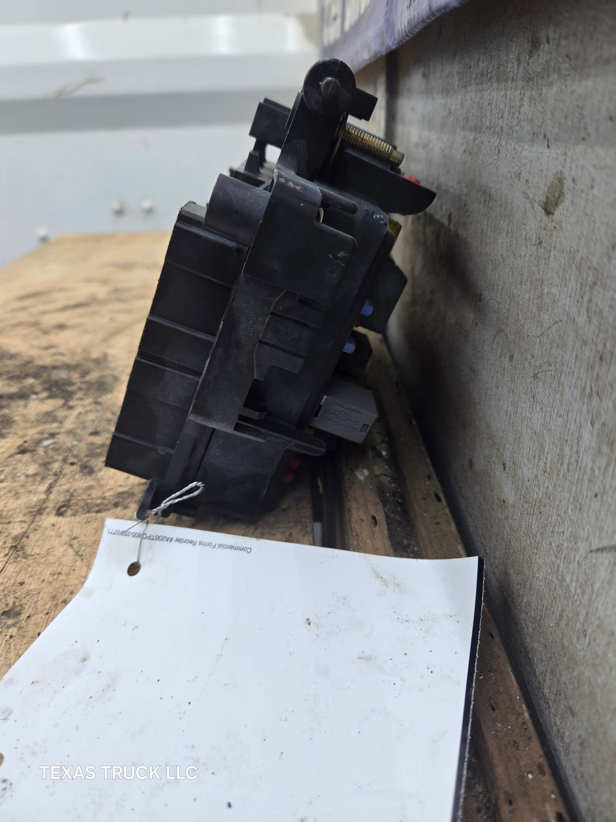 2003-2005 Chevrolet Silverado / GMC Sierra 1500 250 3500 Engine Bay Fuse Box