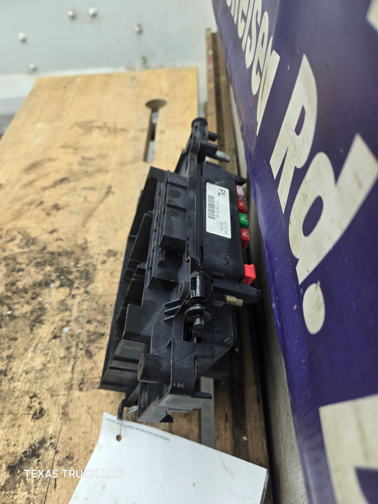 2003-2005 Chevrolet Silverado / GMC Sierra 1500 250 3500 Engine Bay Fuse Box