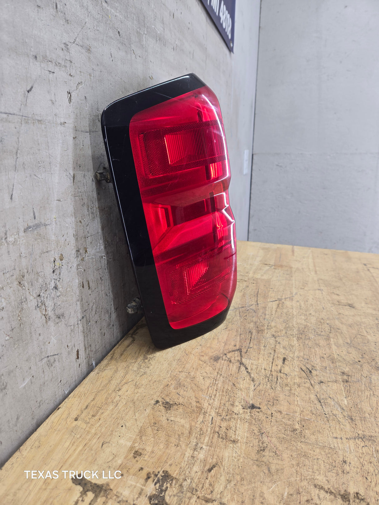 2014-2019 Chevy Silverado Driver Side Halogen Tail Light 84288722