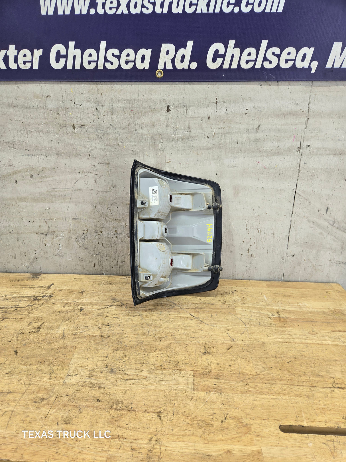 2014-2019 Chevy Silverado Driver Side Halogen Tail Light 84288722