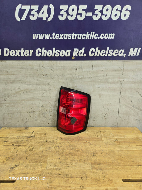 2014-2019 Chevy Silverado Passenger Side Halogen Tail Light 84288723