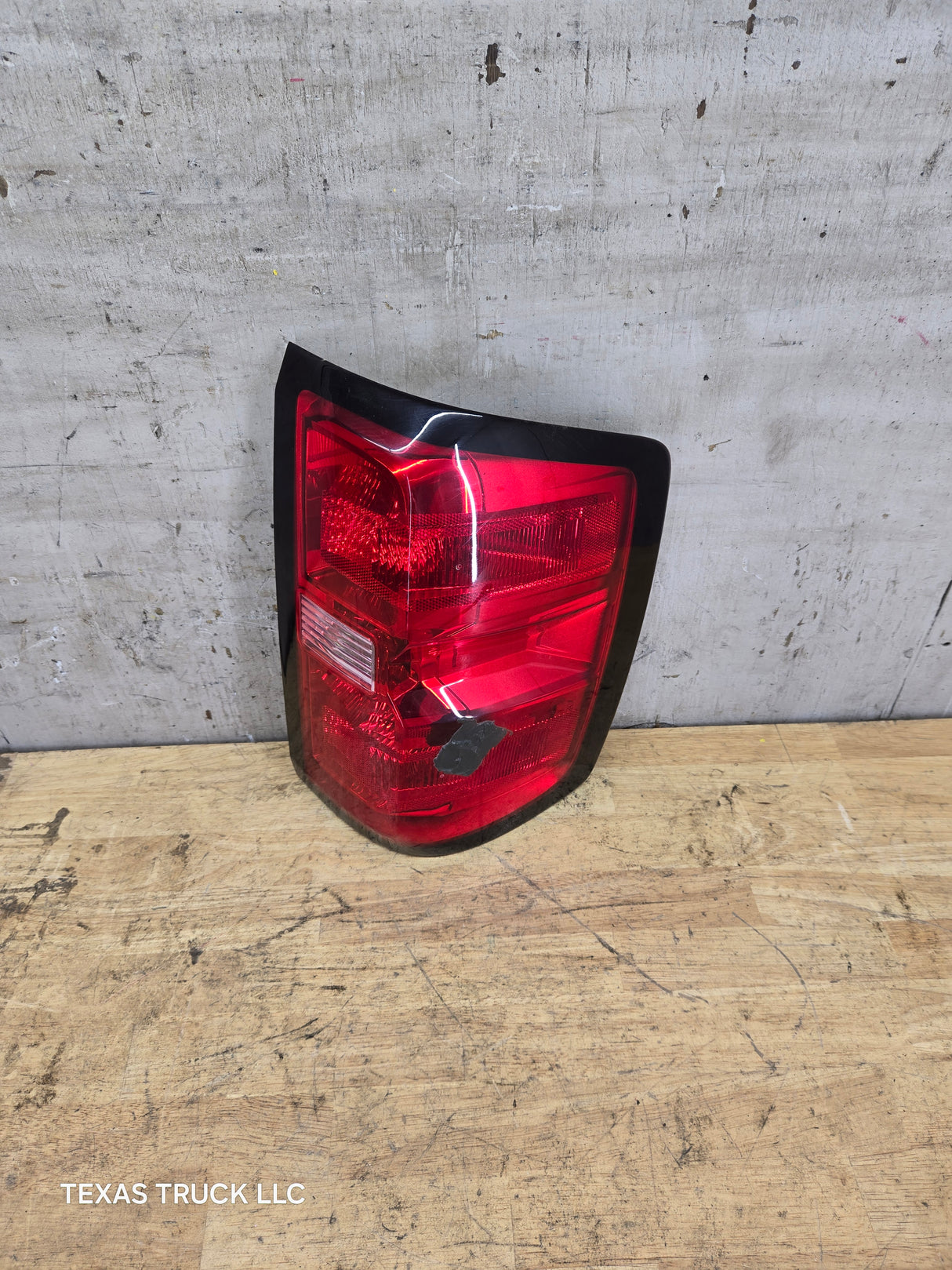 2014-2019 Chevy Silverado Passenger Side Halogen Tail Light 84288723
