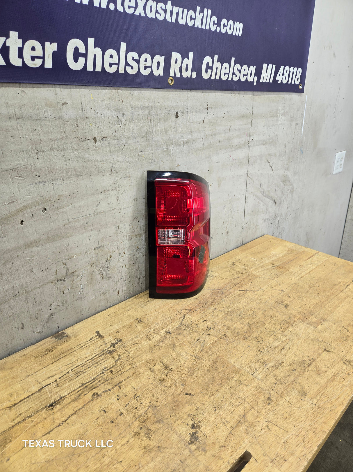 2014-2019 Chevy Silverado Passenger Side Halogen Tail Light 84288723