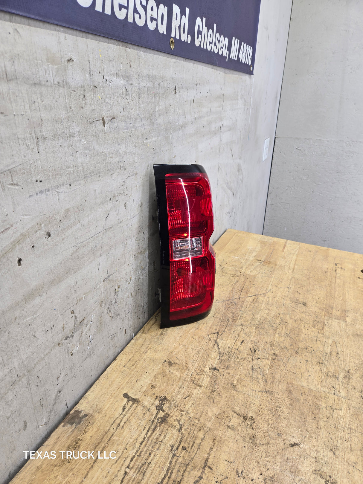 2014-2019 Chevy Silverado Passenger Side Halogen Tail Light 84288723