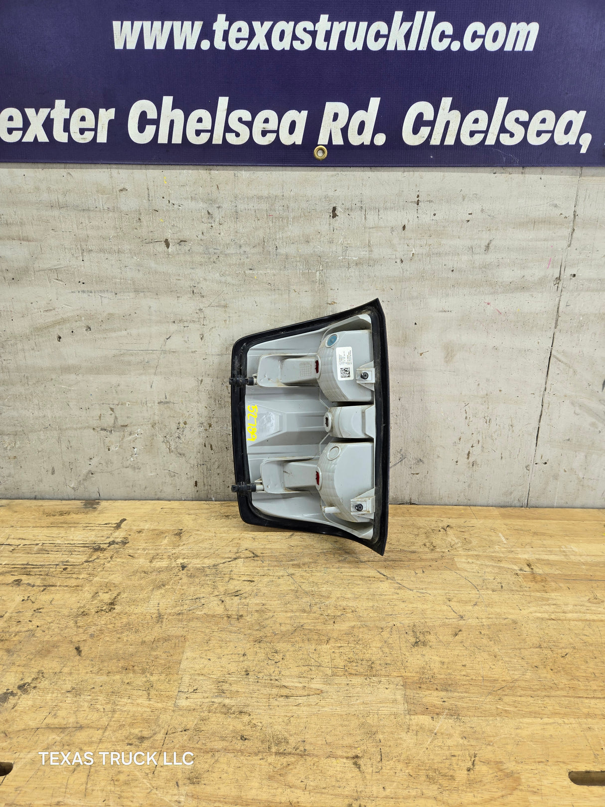 2014-2019 Chevy Silverado Passenger Side Halogen Tail Light 84288723