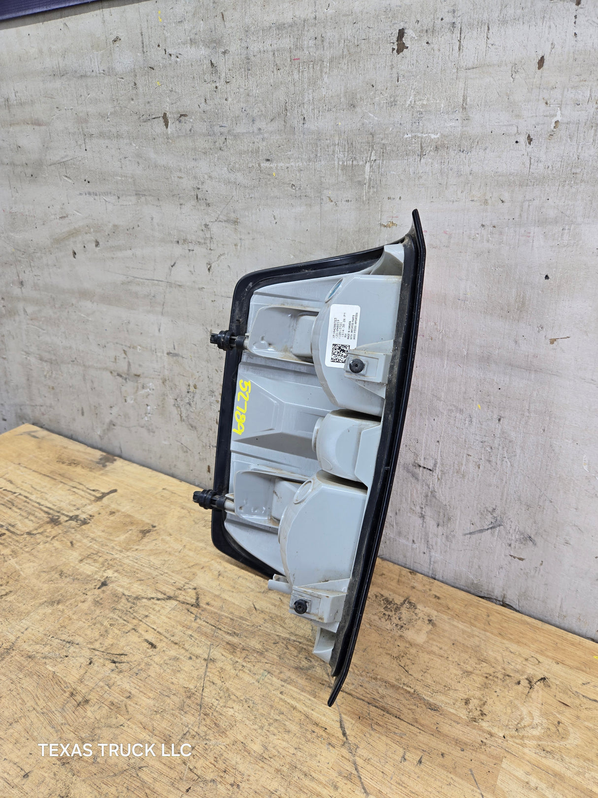 2014-2019 Chevy Silverado Passenger Side Halogen Tail Light 84288723