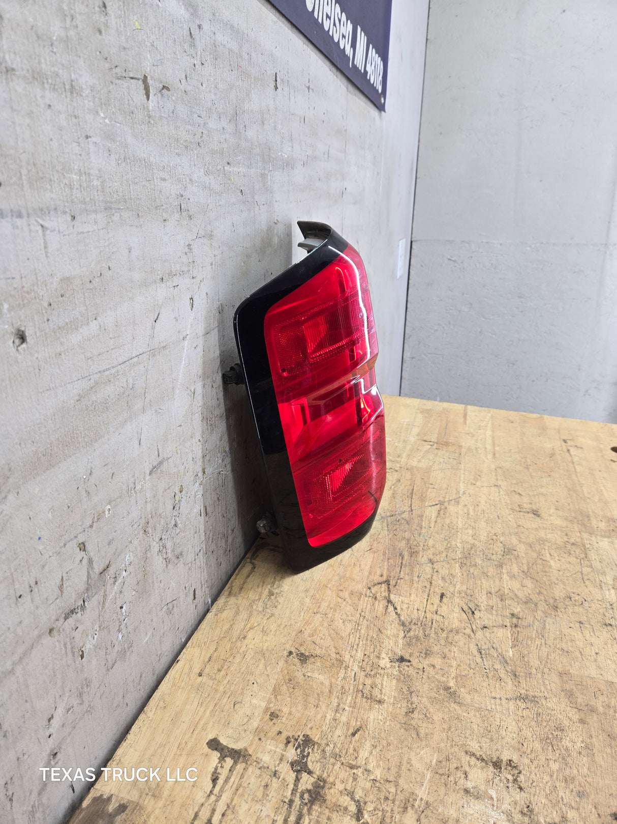 2014-2019 Chevy Silverado Driver Side Halogen Tail Light 84288722