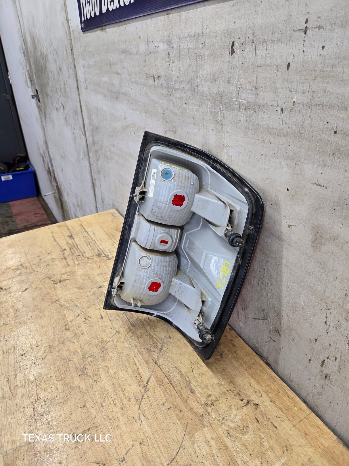 2014-2019 Chevy Silverado Driver Side Halogen Tail Light 84288722