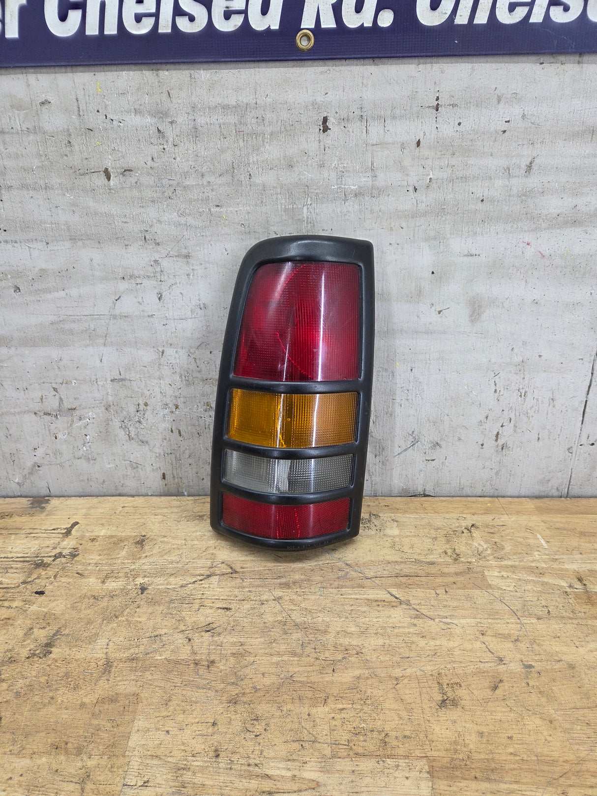 2001–2003 Chevrolet Silverado/GMC 3500 Dually Driver Side Tail Light