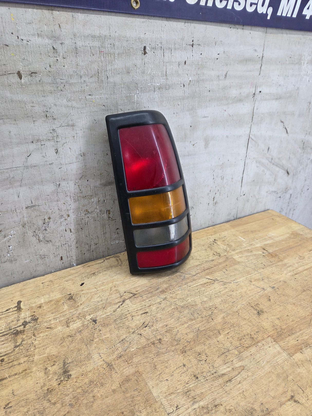 2001–2003 Chevrolet Silverado/GMC 3500 Dually Passenger Side Tail Light