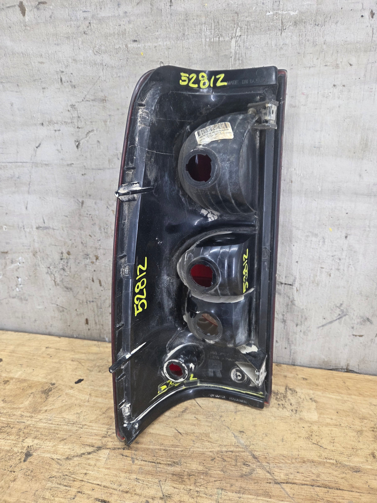 2003-2007 Chevrolet Silverado 1500 2500 3500 HD Passenger Side Tail Light