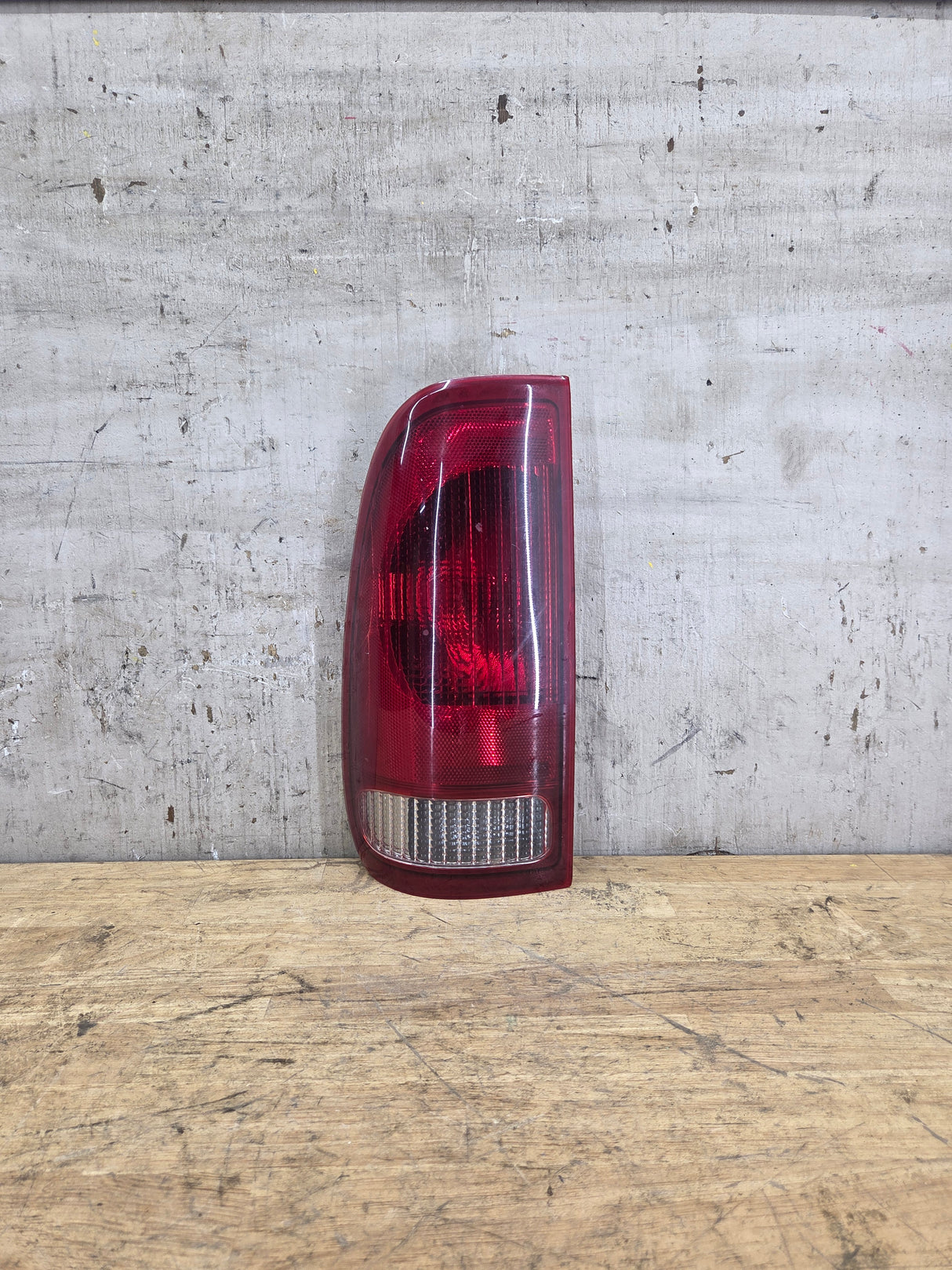 1999-2007 Ford Super Duty Driver Side Tail Light F250 F350 F450 F550