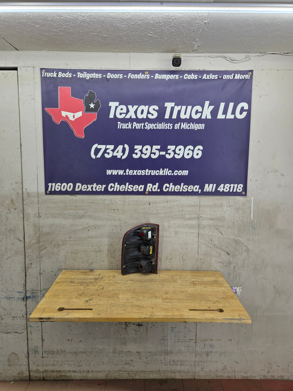 2007-2013 Chevrolet Silverado Passenger Side Tail Light 25958483