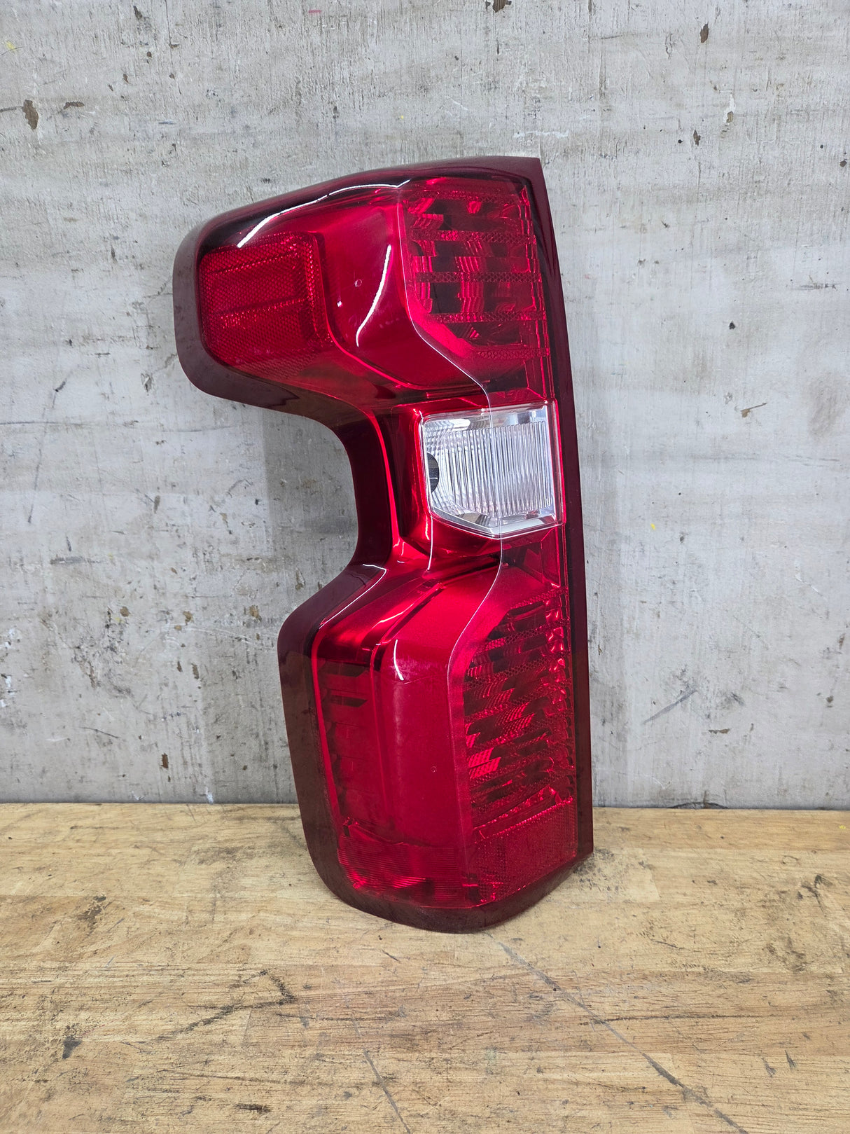 2019-2026 Chevy Silverado Driver Side Halogen Tail Light 84976462