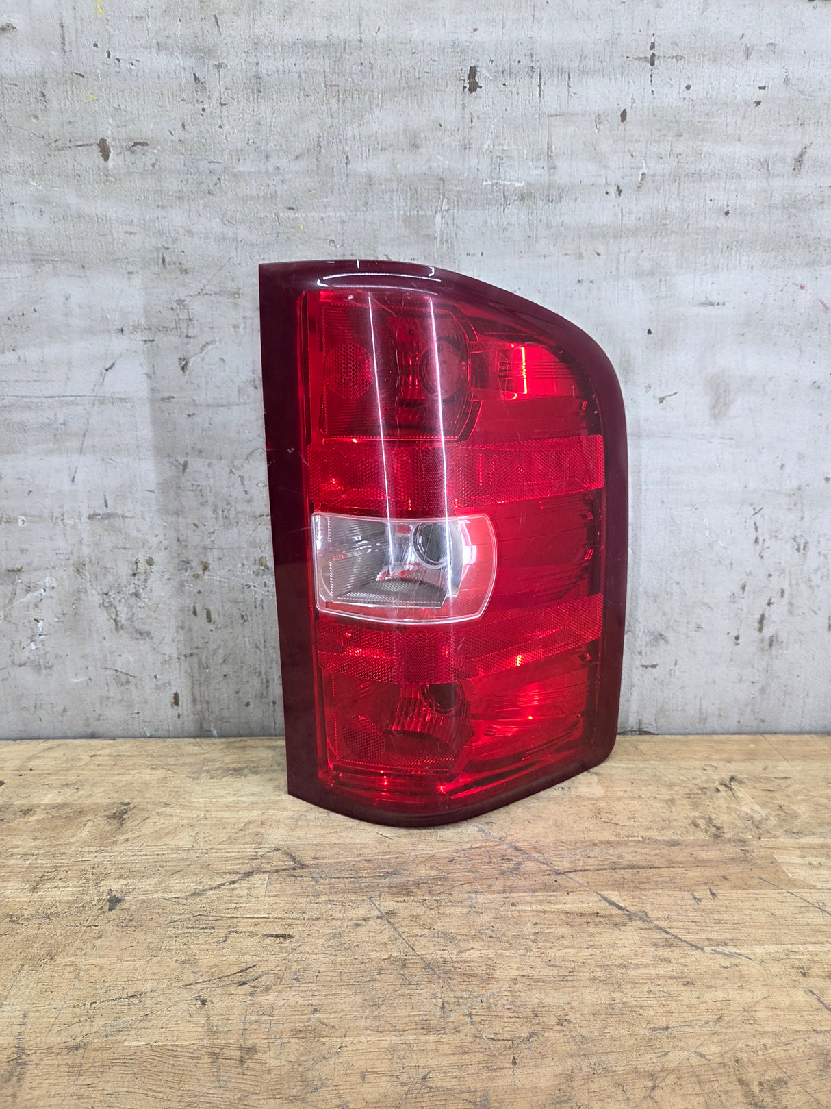 2007-2013 Chevrolet Silverado Passenger Side Tail Light 25958483