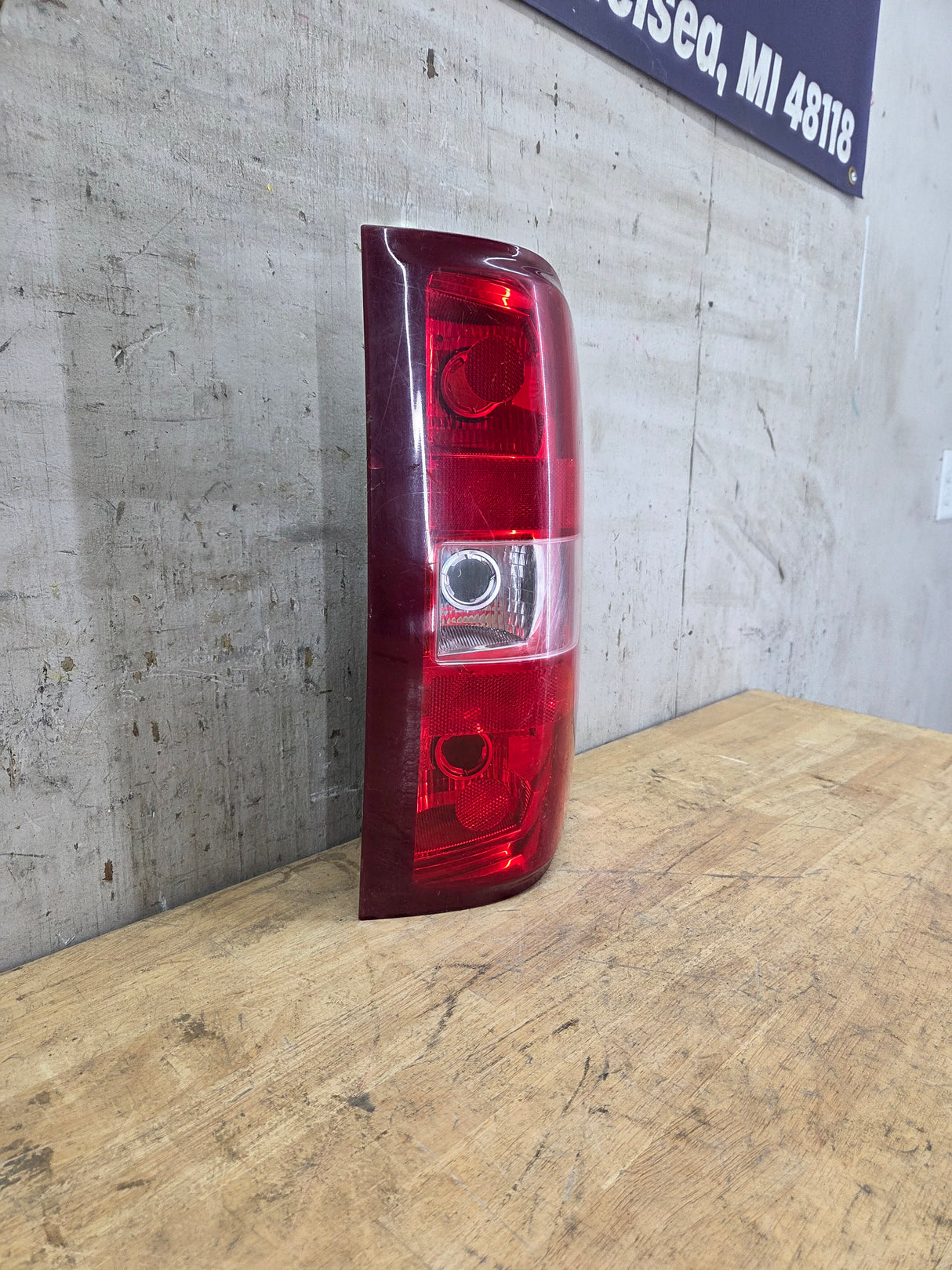 2007-2013 Chevrolet Silverado Passenger Side Tail Light 25958483