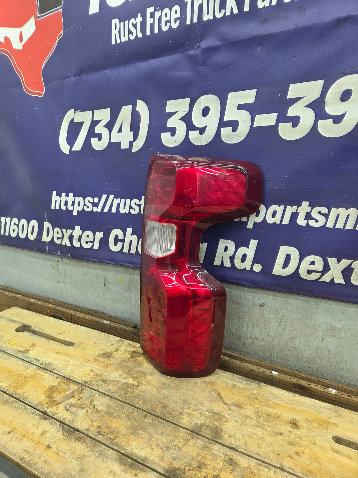 2019-2026 Chevy Silverado Passenger Side Halogen Tail Light 85161937