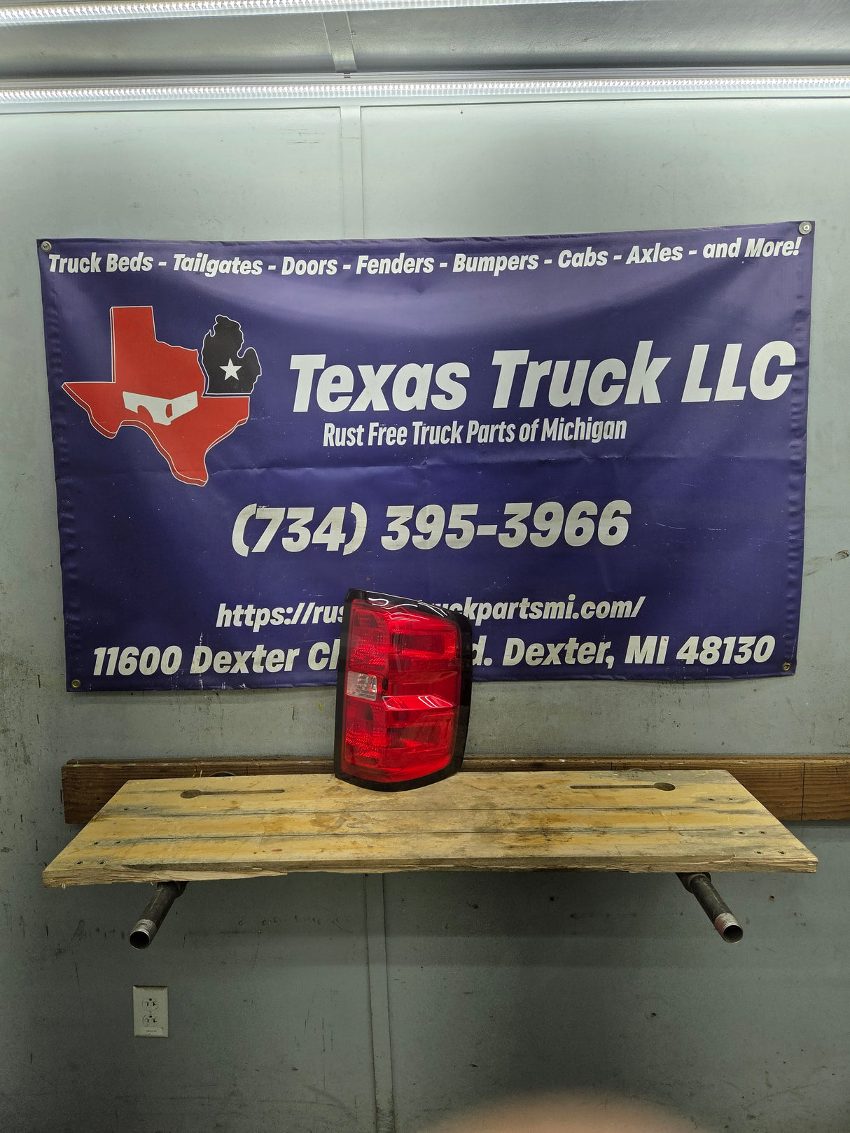 2014-2019 Chevy Silverado Passenger Side Halogen Tail Light 23295939