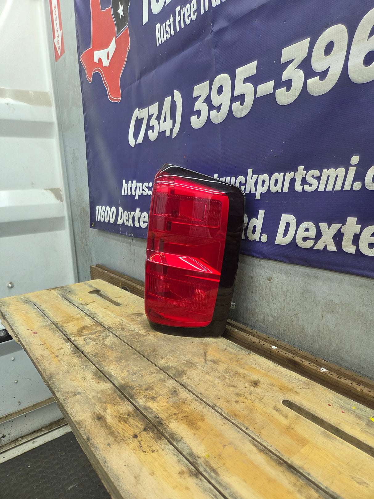 2014-2019 Chevy Silverado Passenger Side Halogen Tail Light 23295939