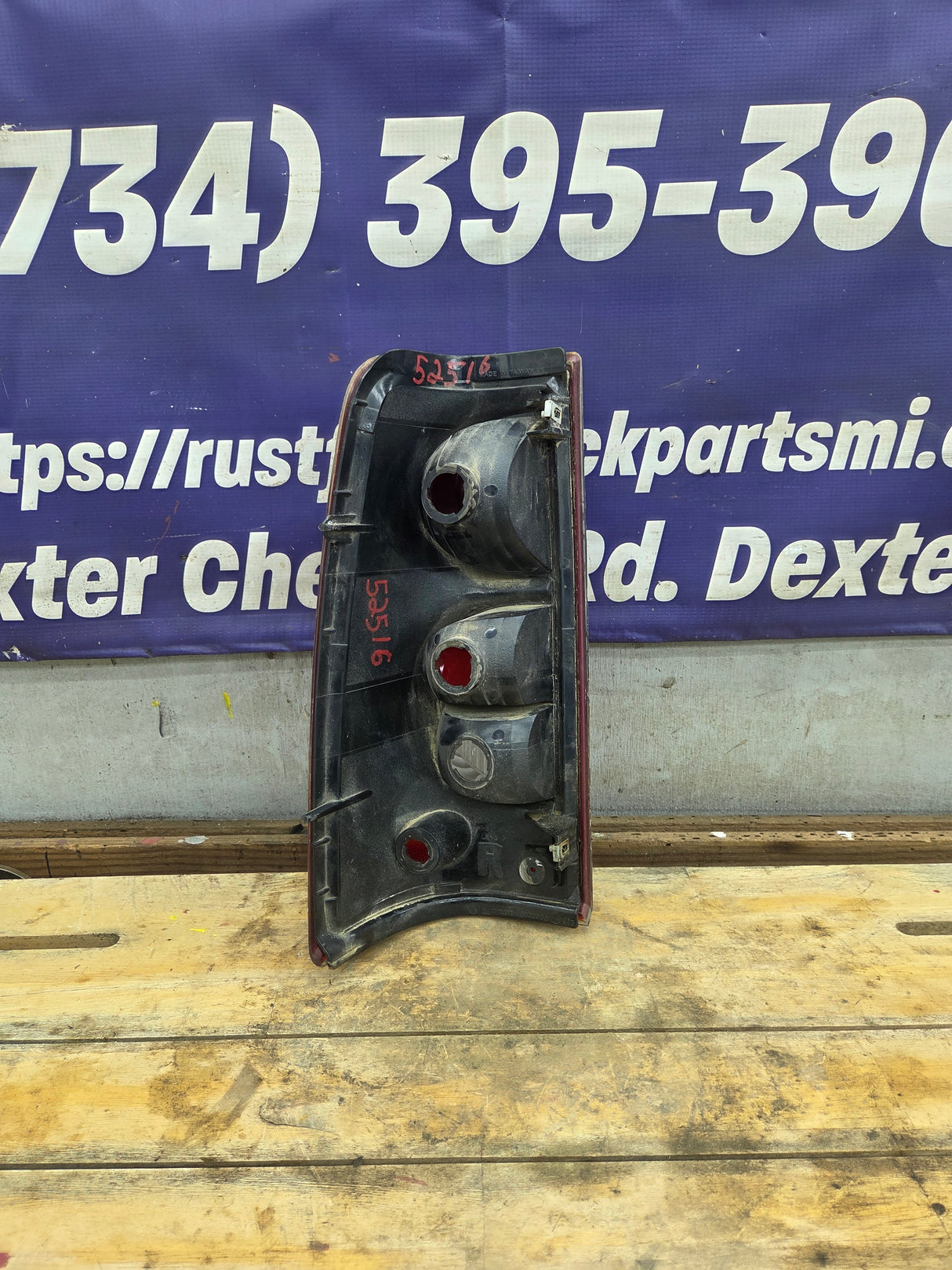 2003-2007 Chevrolet Silverado 1500 2500 3500 HD Passenger Side Tail Light