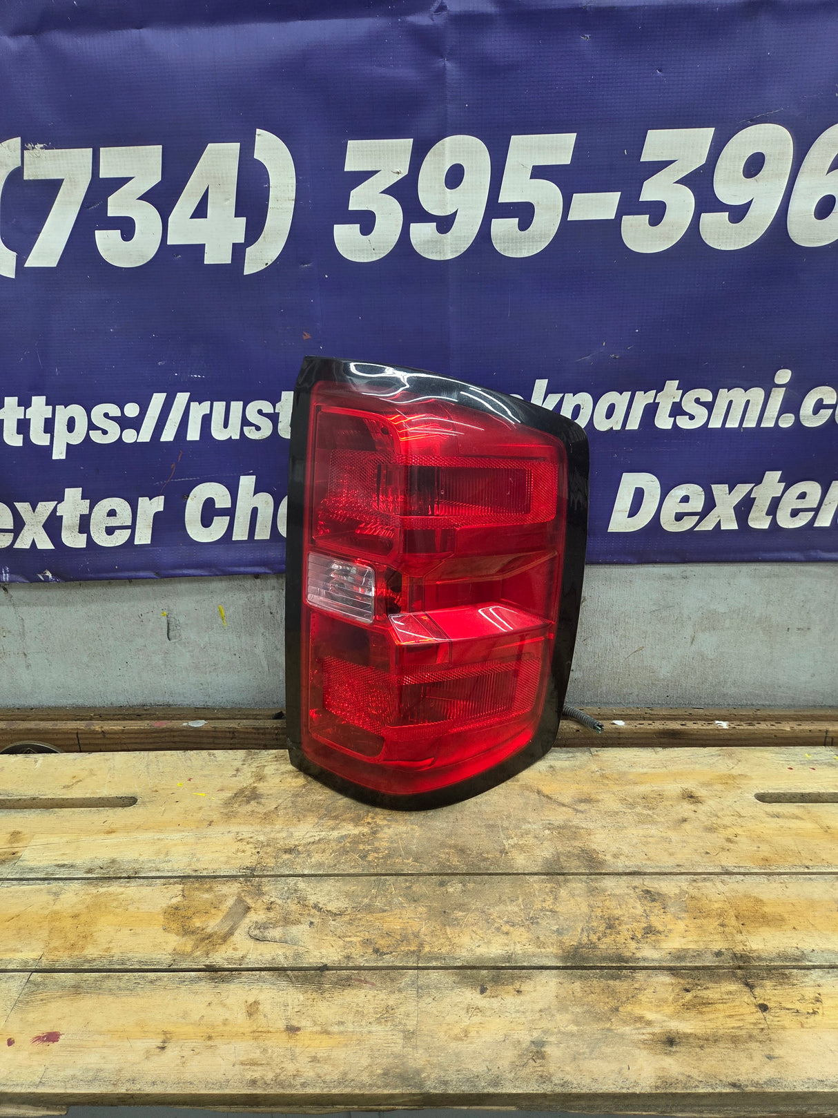 2014-2019 Chevy Silverado Passenger Side Halogen Tail Light 23431876