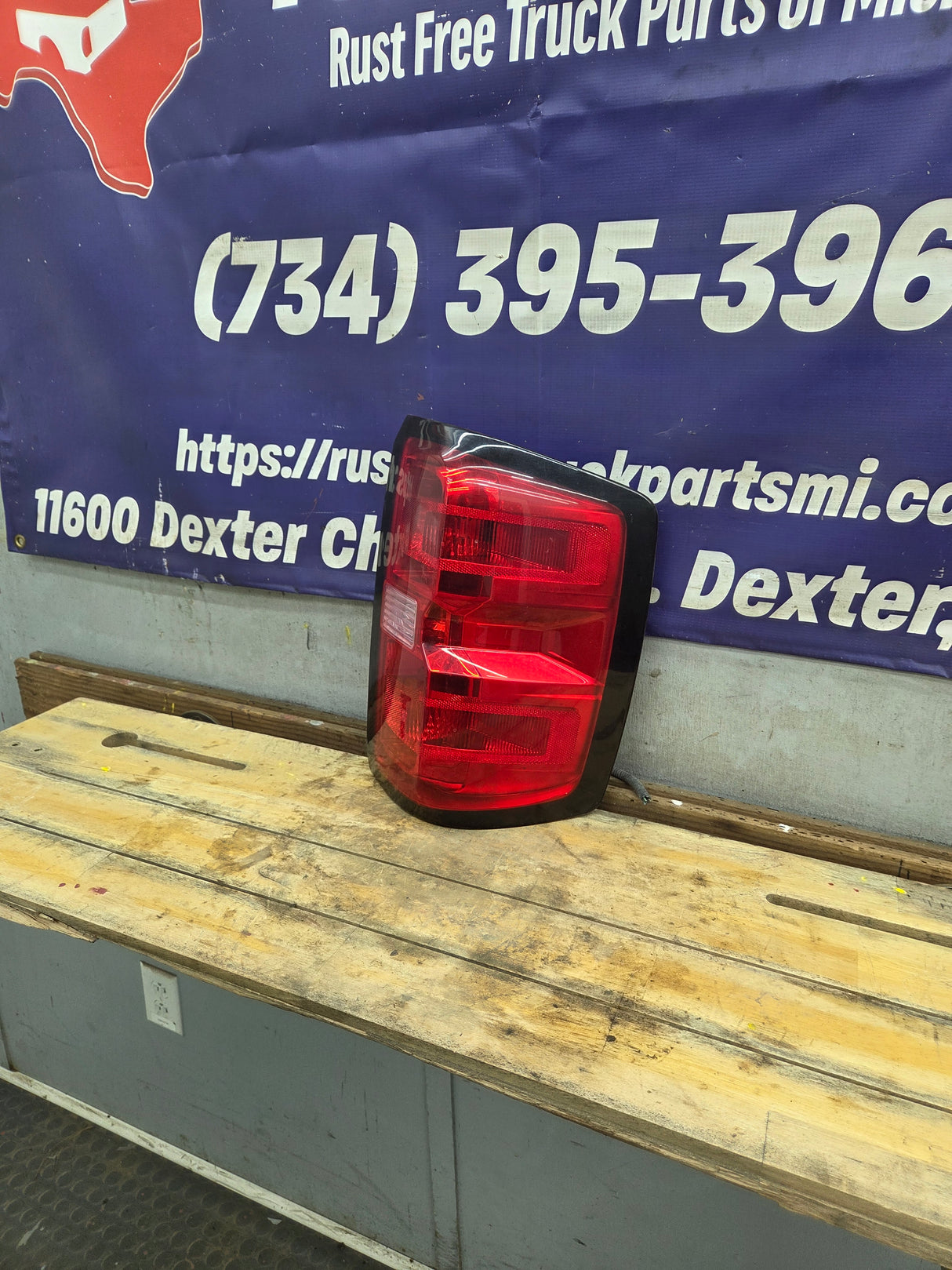 2014-2019 Chevy Silverado Passenger Side Halogen Tail Light 23431876
