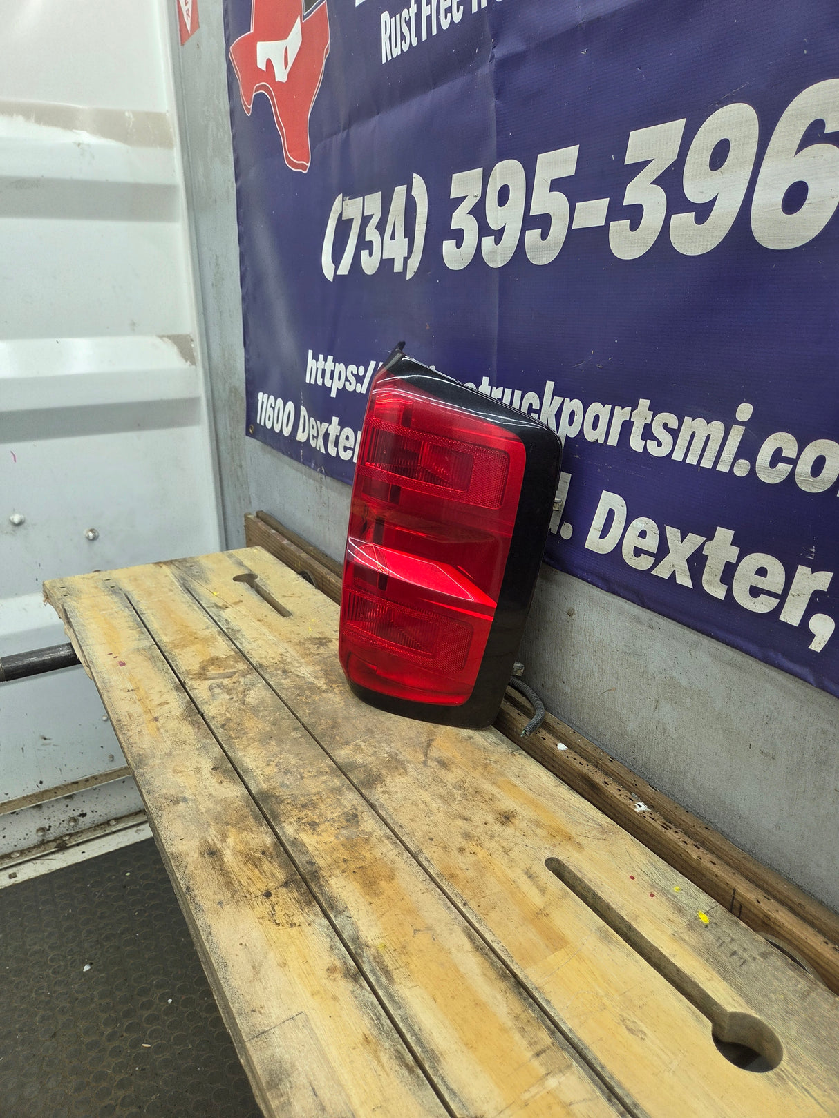 2014-2019 Chevy Silverado Passenger Side Halogen Tail Light 23431876