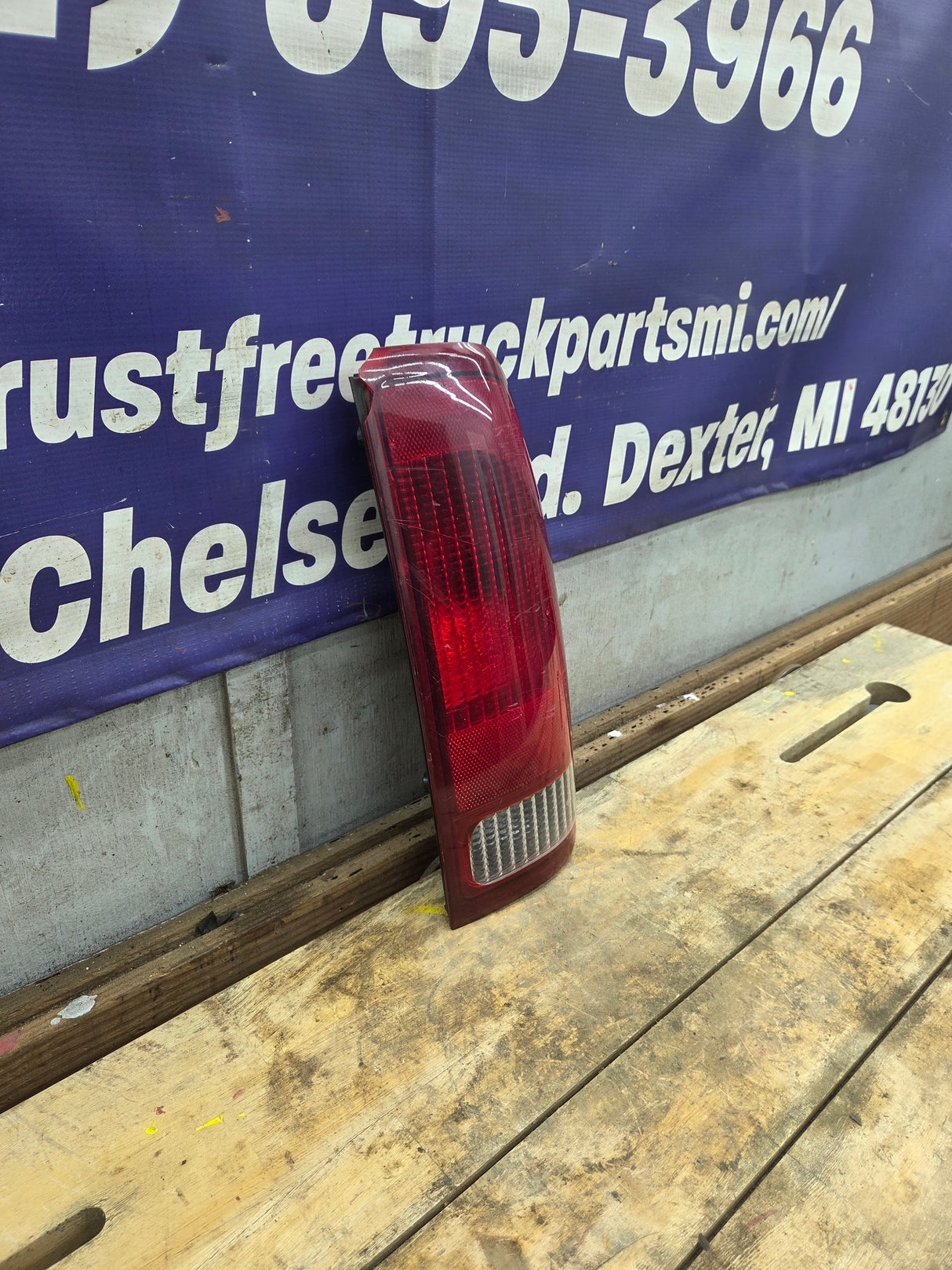 1999-2007 Ford Super Duty Passenger Side Tail Light F250 F350 F450 F550