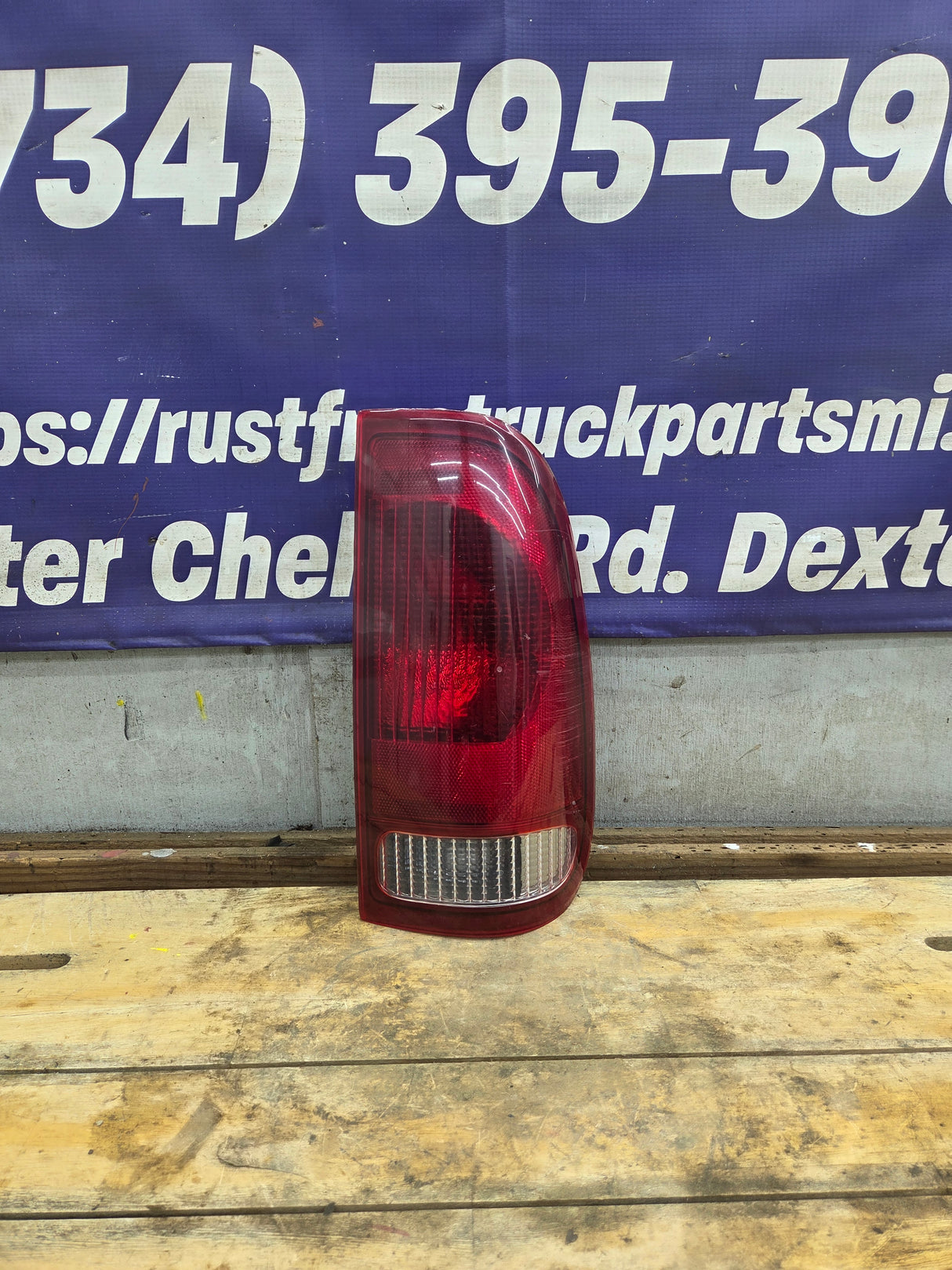 1999-2007 Ford Super Duty Passenger Side Tail Light F250 F350 F450 F550
