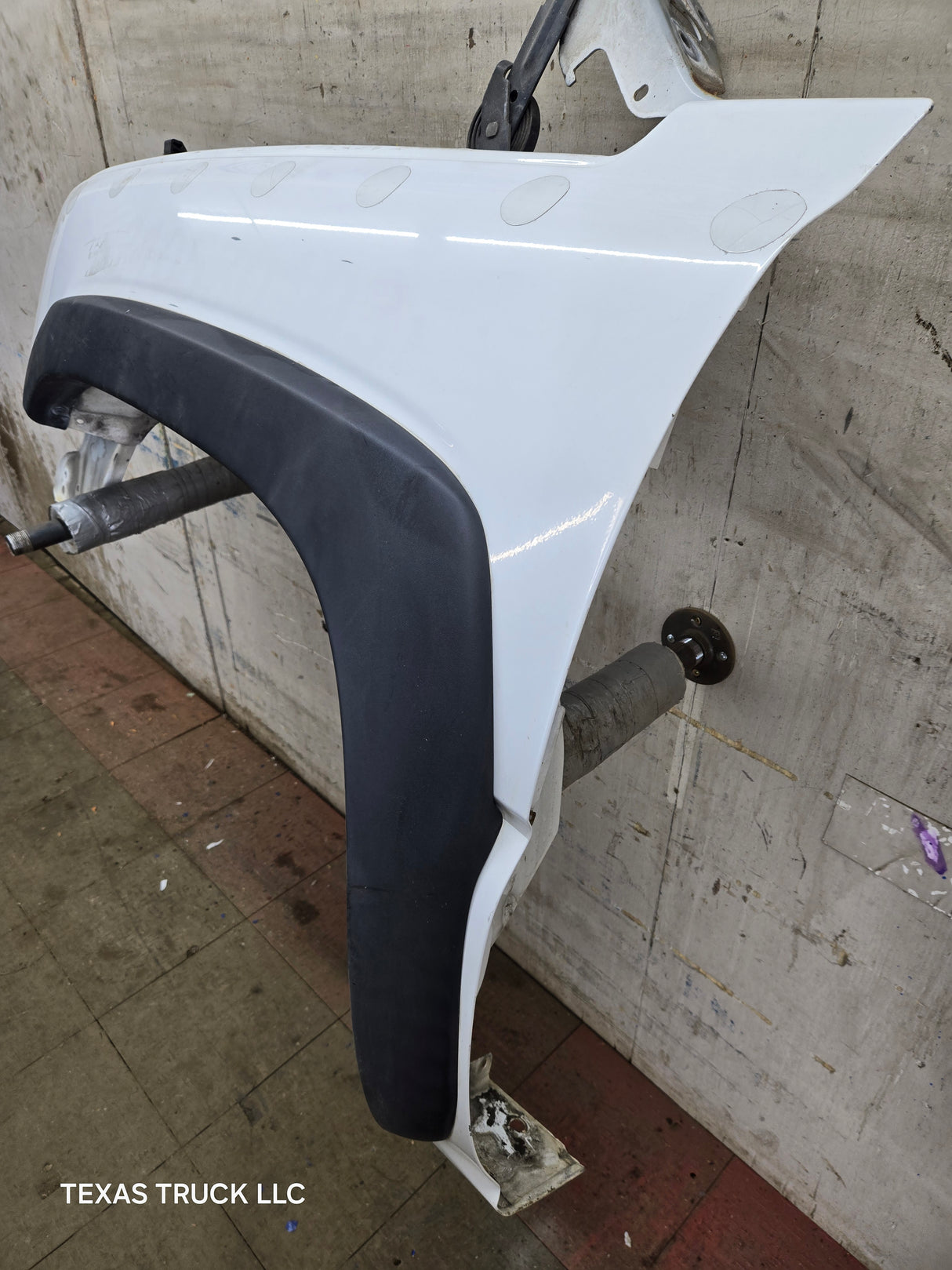 2003-2007 Chevrolet Silverado / Tahoe / Suburban 1500 2500 3500 HD LH Driver Side "Cateye" Front Fender - Summit White