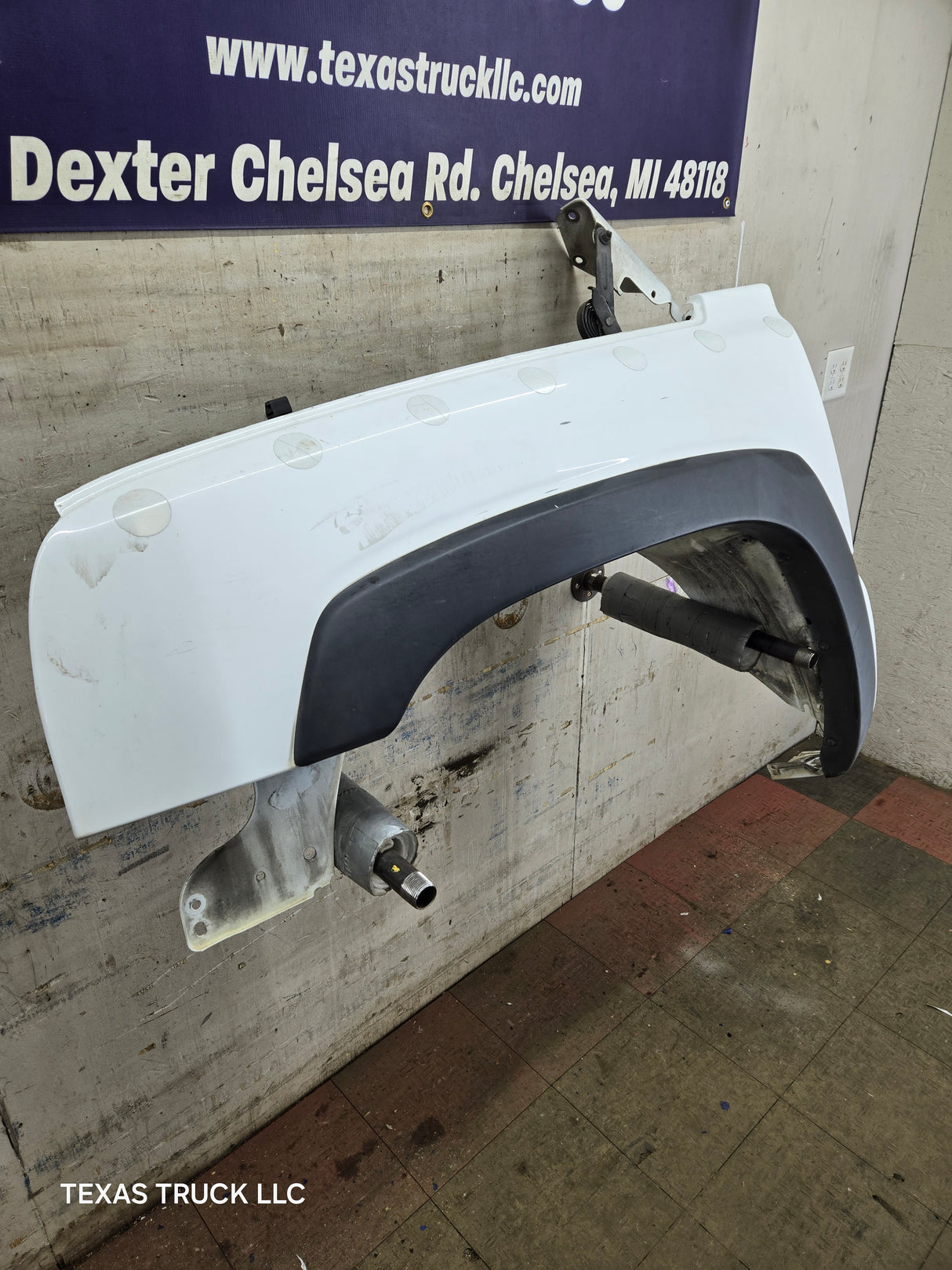 2003-2007 Chevrolet Silverado / Tahoe / Suburban 1500 2500 3500 HD LH Driver Side "Cateye" Front Fender - Summit White