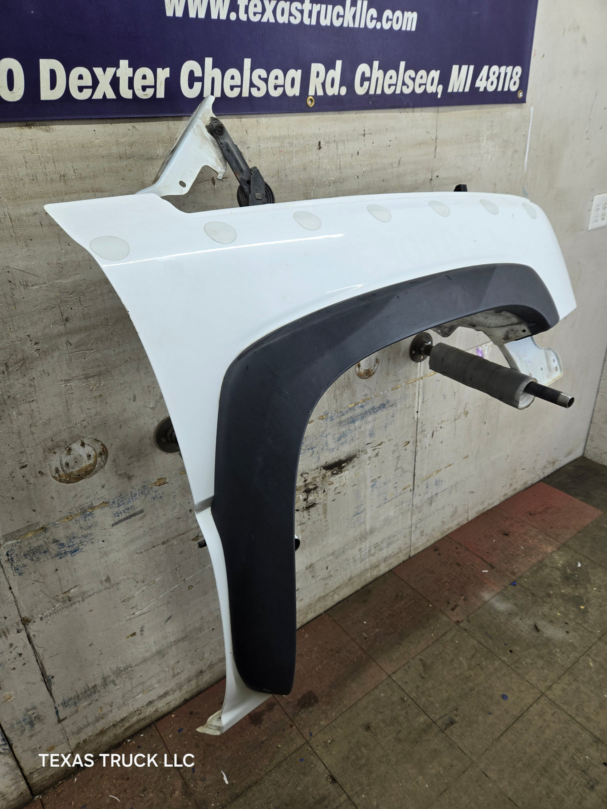2003-2007 Chevrolet Silverado / Tahoe / Suburban 1500 2500 3500 HD RH Passenger Side "Cateye" Front Fender - Summit White