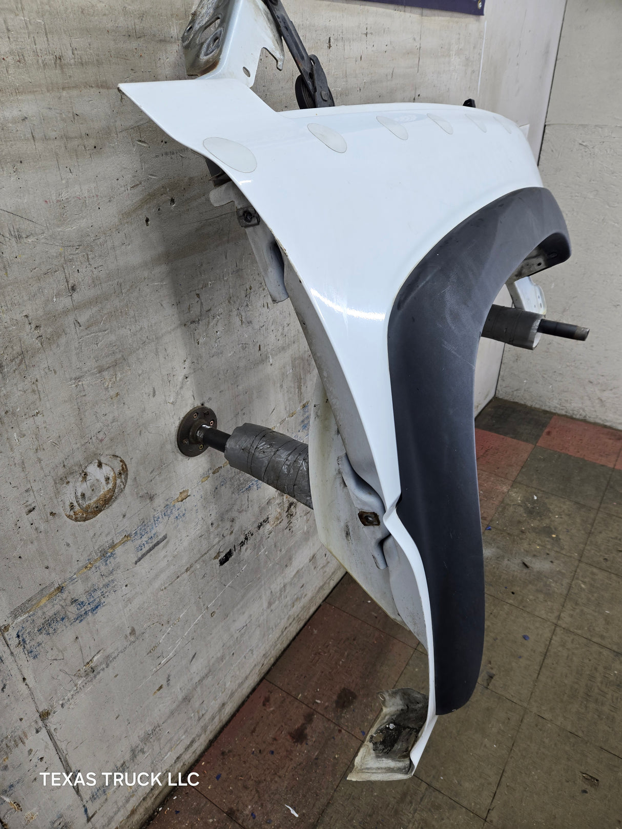 2003-2007 Chevrolet Silverado / Tahoe / Suburban 1500 2500 3500 HD RH Passenger Side "Cateye" Front Fender - Summit White