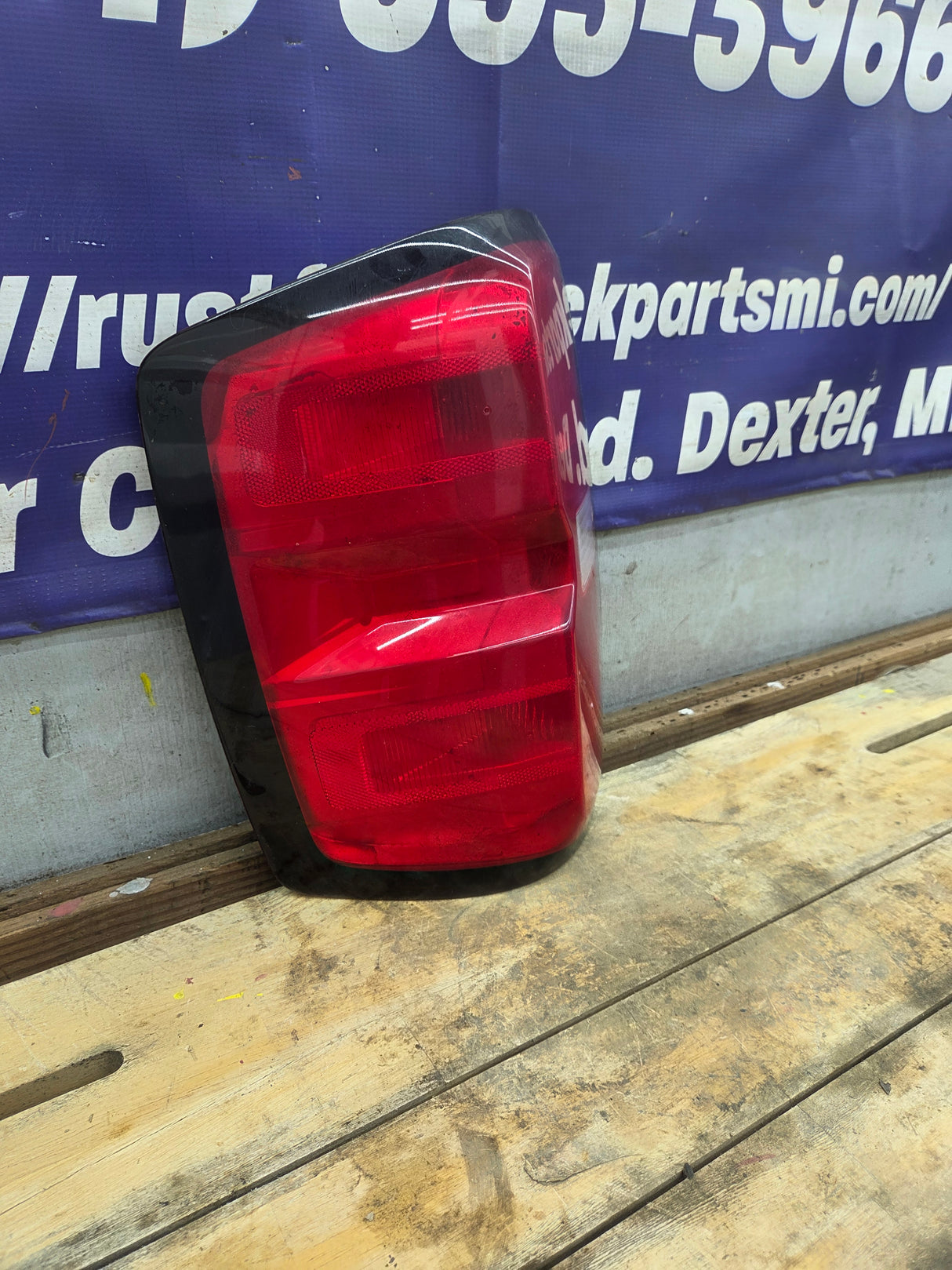 2014-2019 Chevy Silverado Driver Side Halogen Tail Light 23431875