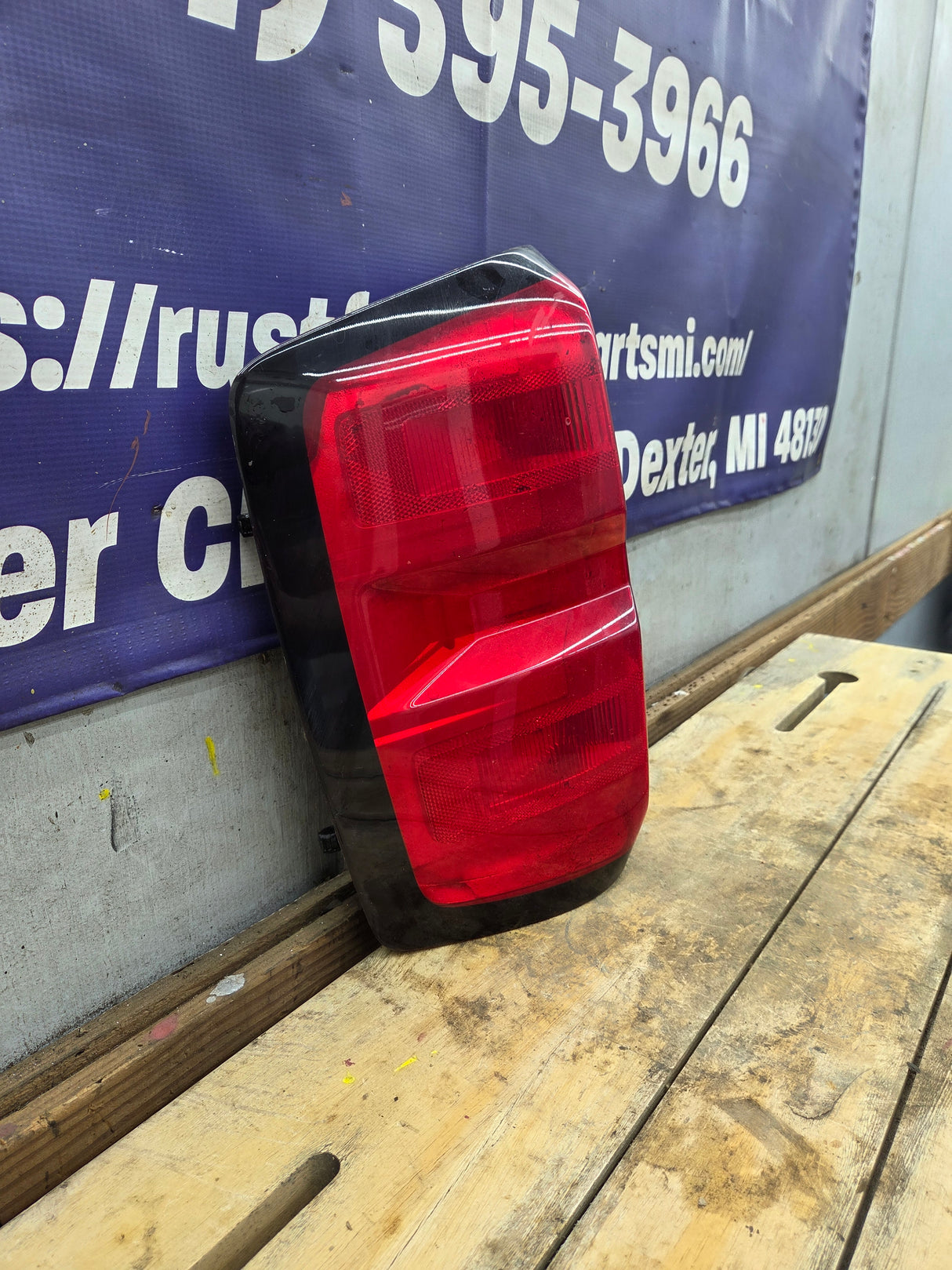 2014-2019 Chevy Silverado Driver Side Halogen Tail Light 23431875